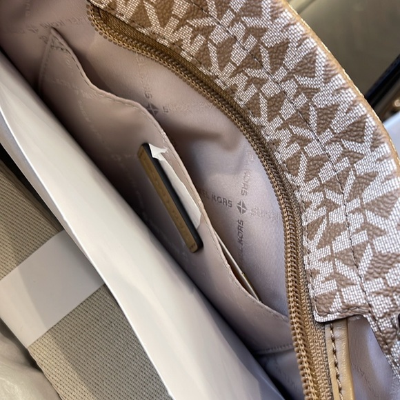 Michael Kors Mirella Small Ombré Signature Logo Crossbody Bag
Husk
NWT - Picture 9 of 16